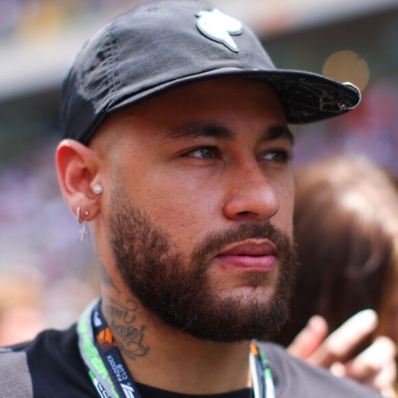 Neymar teria flertado com modelo após pedido de desculpas por traição