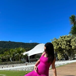 Bruna Biancardi exibiu barriga de gravidez protuberante em look fitness