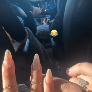 Ana Castela e Gustavo exibem aliança de namoro