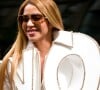 Shakira rouba a cena com look de 2018 da grife Viktor & Rolf em desfile: Jennifer Lopez também já usou o sobretudo