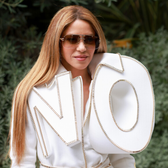 Look de Shakira em desfile da grife Viktor & Rolf é recheado de swarovski e traz a palavra "NO" ("Não") estampada na altura do peito em letras 3D