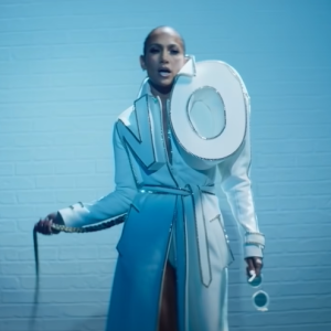 Jennifer Lopez usou sobretudo com as letras "NO" estampadas em 3D em 2008, no videoclipe da música "Te Bote 2"