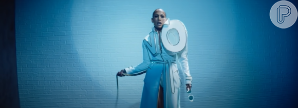 Jennifer Lopez usou sobretudo com as letras "NO" estampadas em 3D em 2008, no videoclipe da música "Te Bote 2"