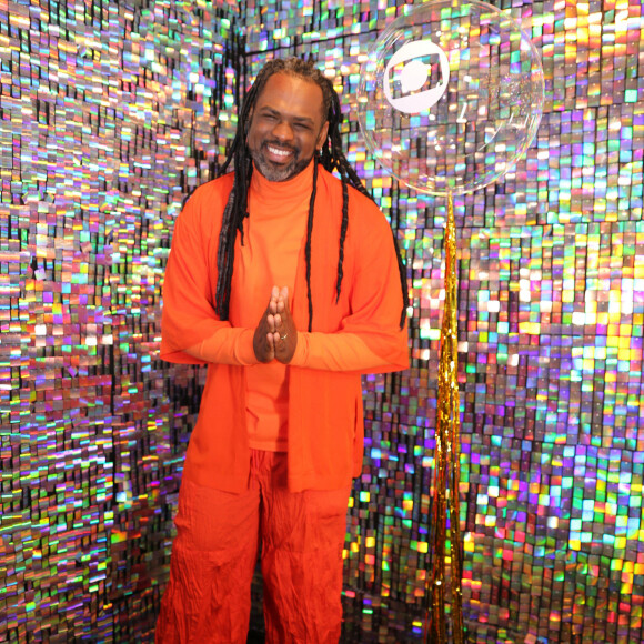 Manoel Soares teria tido comportamento impróprio nos bastidores da Globo e depois feito acordo com a emissora