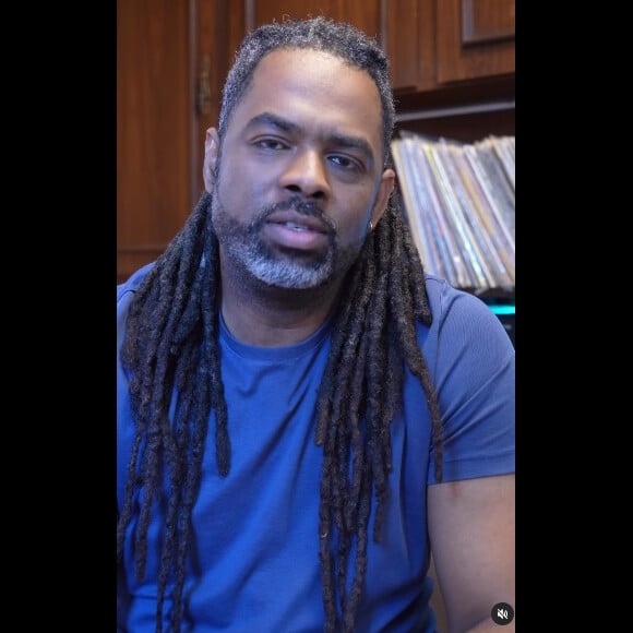 Manoel Soares retornou às redes sociais após ser demitido da Globo e voltou a se defender de acusações de comportamento impróprio: 'Se eu tivesse feito isso, eu teria sido demitido por justa causa'