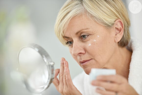 Exercícios físicos são essenciais para as mulheres de 50 anos que querem uma pele saudável com uma rotina de skincare simples e minimalista