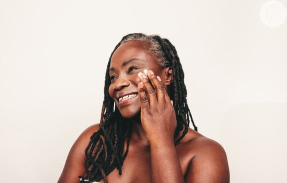 Skincare simples e minimalista para mulheres acima dos 50 anos: investa na sua alimentação para uma pele mais saudável e brilhante
