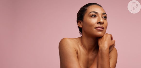 Skincare simples e minimalista: hidratação é essencial para mulheres acima dos 50 anos que querem uma pele saudável e brilhante