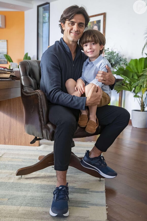 Pai de três filhos na vida real, Felipe Simas será papai de Theo Matos de 5 anos.