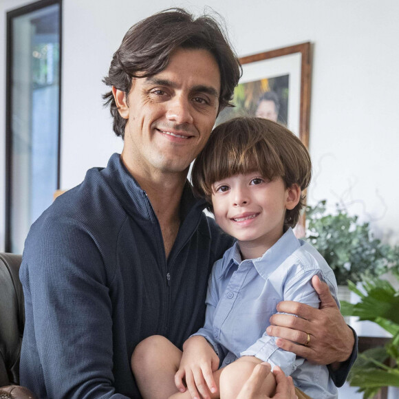 Pai de três filhos na vida real, Felipe Simas será papai de Theo Matos de 5 anos.