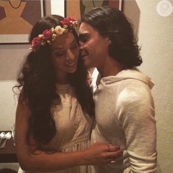André Gonçalves reatou o relacionamento com a cantora Bianca Chami após um breve rompimento. O casal aparece em foto romântica tirada no Réveillon, 31 de dezembro de 2014