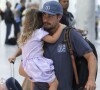 Internauta comenta Rafa Vitti carregando a filha, Clara, no colo ao desembarcar no Aeroporto Santos Dumont: 'Ele é a mãe da relação'