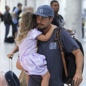 Internauta comenta Rafa Vitti carregando a filha, Clara, no colo ao desembarcar no Aeroporto Santos Dumont: 'Ele é a mãe da relação'
