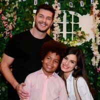 Camila Queiroz e Kleber Toledo, e Thiago Lacerda com filhos vão à aniversário de Levi Asaf, da novela 'Amor Perfeito'