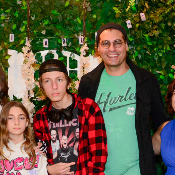 Thiago Lacerda levou seus três filhos para o aniversário de 10 anos do ator Levi Asaf, protagonista da novela 'Amor Perfeito'. Na foto, os pais de Levi posam também