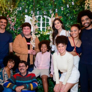 Camila Queiroz posou com o marido, Klebber Toledo, na festa de aniversário de 10 anos do ator Levi Asaf, protagonista da novela 'Amor Perfeito'