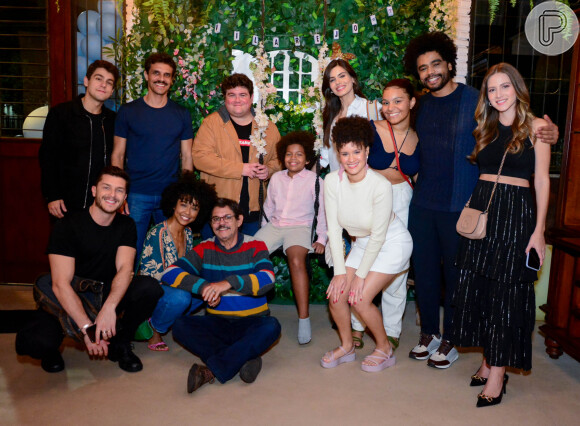 Camila Queiroz posou com o marido, Klebber Toledo, na festa de aniversário de 10 anos do ator Levi Asaf, protagonista da novela 'Amor Perfeito'