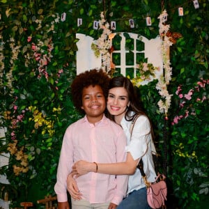 Camila Queiroz posou de maneira carinhosa com Levi Asaf, seu filho na novela 'Amor Perfeito'