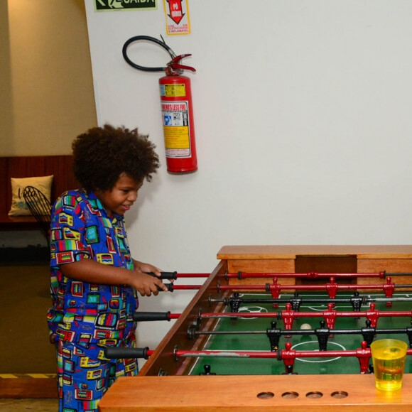 Camila Queiroz e Levi Asaf, protagonista da novela 'Amor Perfeito', se divertiram no totó/pebolim