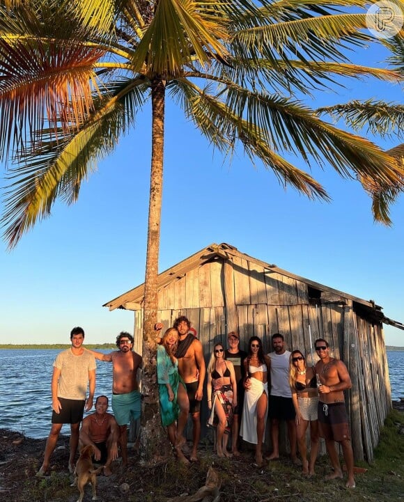 Grazi Massafera e Marlon Teixeira aparecem cercados de amigos em primeira foto oficial