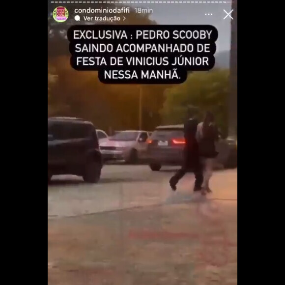 O perfil Condominio da Fifi publicou um flagra de Pedro Scooby saindo da festa de Vini Jr com uma mulher misteriosa.