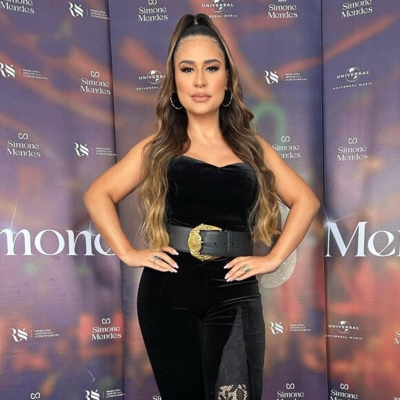 Simone Mendes: 'Eu tive pais muito bons. Mas, infelizmente, minha mãe deu o que ela recebeu. Os pais da minha mãe eram muito bravos, grossos com ela'