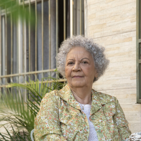 Fátima Bernardes é pega de surpresa por Neide (Neyde Braga), que se diz amiga de Sol (Sheron Menezzes) em homenagem à cantora no último capítulo da novela 'Vai na Fé', onde apresenta um programa nos moldes do 'Encontro'