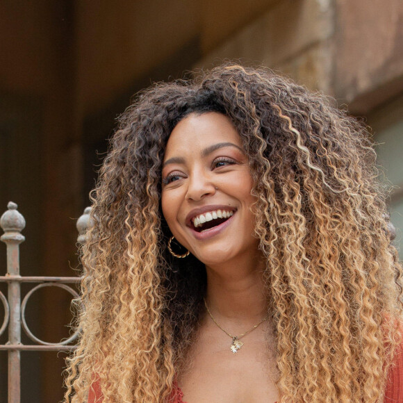 Fátima Bernardes entrevista Sol (Sheron Menezzes) no último capítulo da novela 'Vai na Fé', onde apresenta um programa nos moldes do 'Encontro'