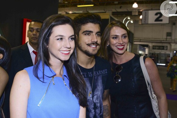 Caio Castro posa com fãs durante feira de moda em São Paulo, nesta segunda-feira, 12 de janeiro de 2015