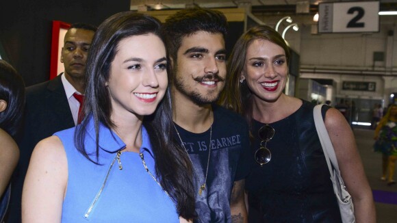 Simpático, Caio Castro posa com fãs durante feira de moda em São Paulo