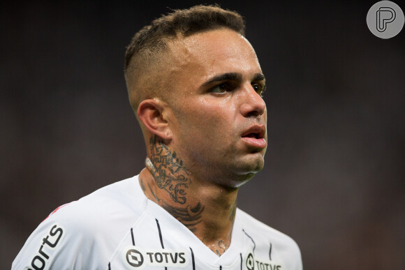 No começo de julho, sete torcedores do Corinthians invadiram um motel e intimidaram Luan, pressionando o jogador a deixar o clube