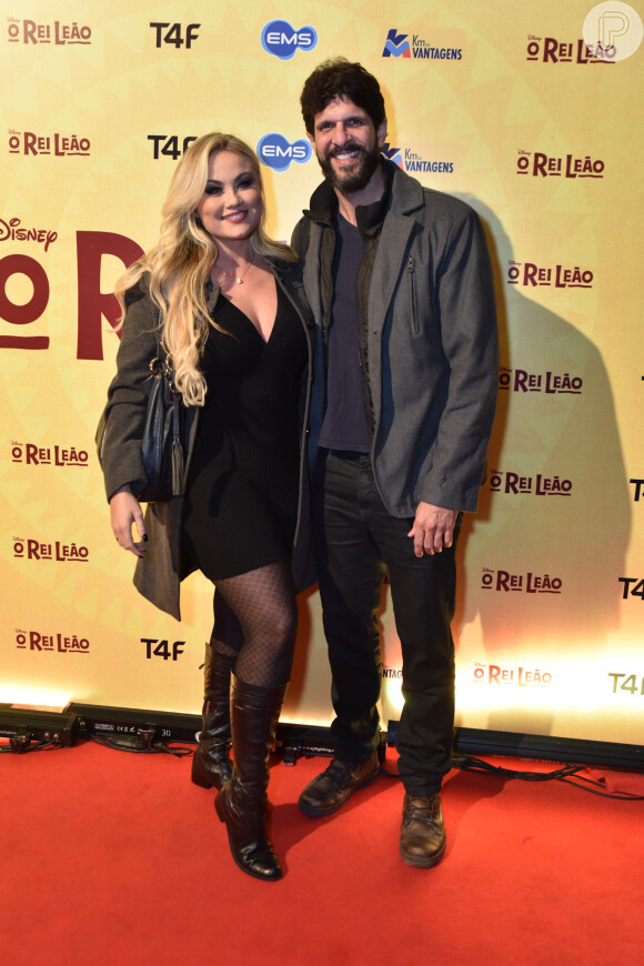 'O Rei Leão': Ellen Rocche e o marido apostaram em tons escuros em look para o evento