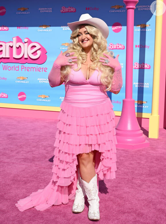 
O rosa dominou o look de Brittany Broski para premiére mundial da Barbie




