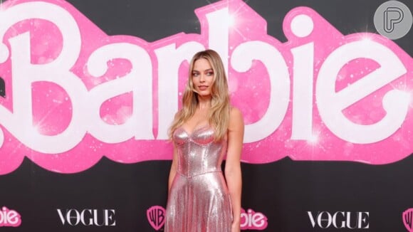 Vestido rosa metalizado foi umdos loks usados por Margot Robbie ao lançar Barbie