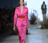 Terno rosa acetinado foi destaque na passarela de Fabiana Milazzo