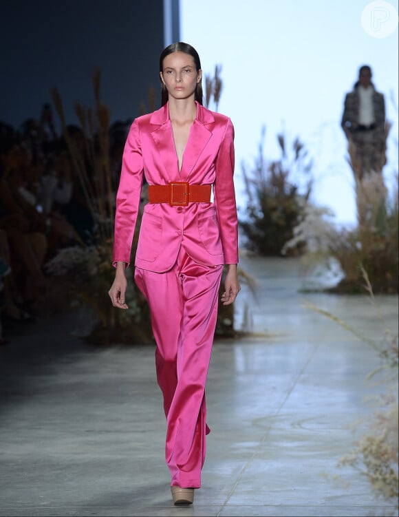 Terno rosa acetinado foi destaque na passarela de Fabiana Milazzo