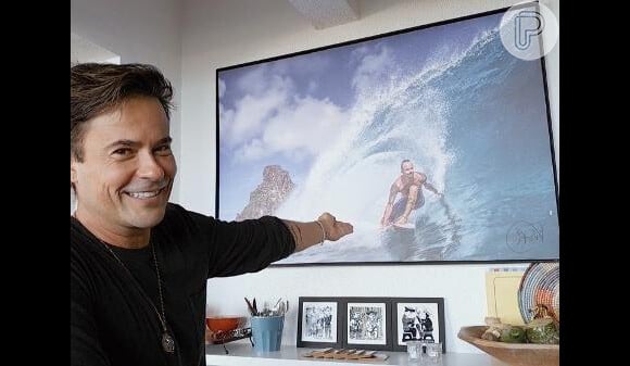 Paulinho Vilhena, de "No Limite", mostra quadro em que aparece surfando em Fernando de Noronha