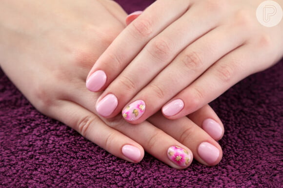 Esmalte rosa delicado faz uma combinação perfeita com nail art floral