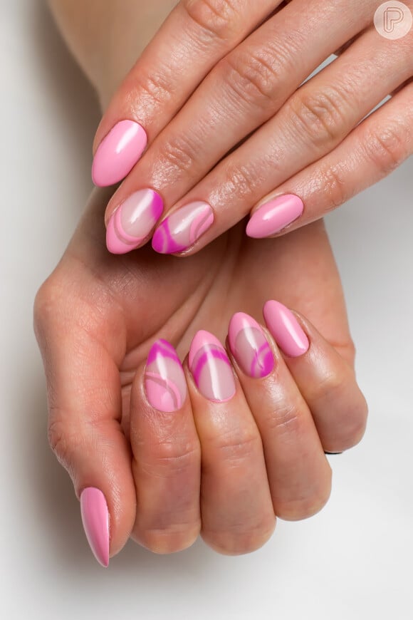 Esmalte rosa com nail art descolada: essa versão vai agradar as mais modernas