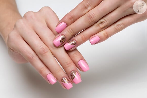 O esmalte rosa faz uma dupla interessante com o dourado. Que tal essa nail art?