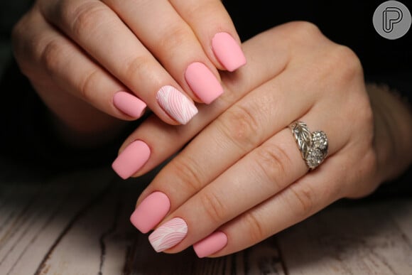 O esmalte rosa é versátil para quem ama unhas decoradas: essa opção é minimalista e delicada