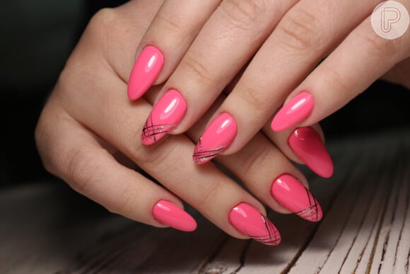 Unhas stiletto com brilho e esmalte rosa: você usaria essa versão da cor-tendência nas unhas?
