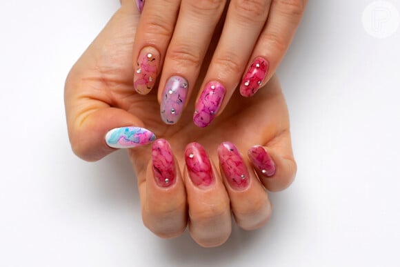 Esmalte rosa com strass: essa nail art é descontraída e perfeita para quem ama brilho