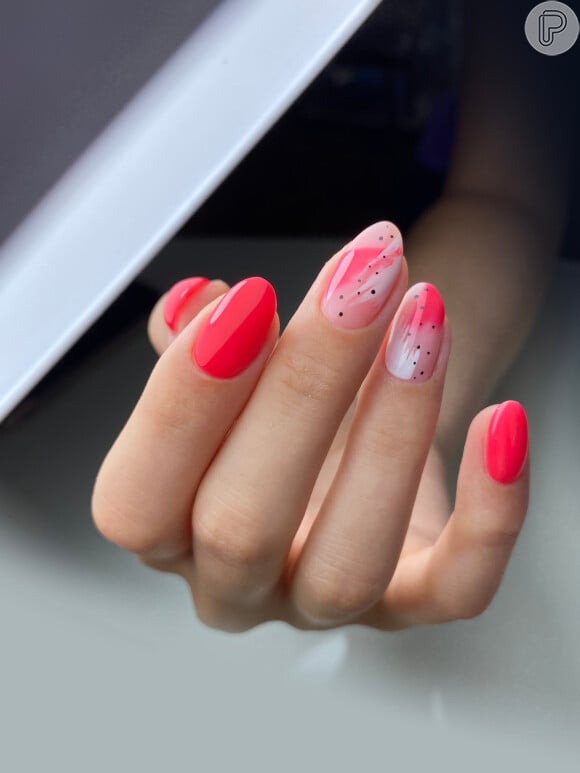 Esmalte rose em nail art delicada com formato oval: essa versão vai agradar quem ama o estilo minimalista