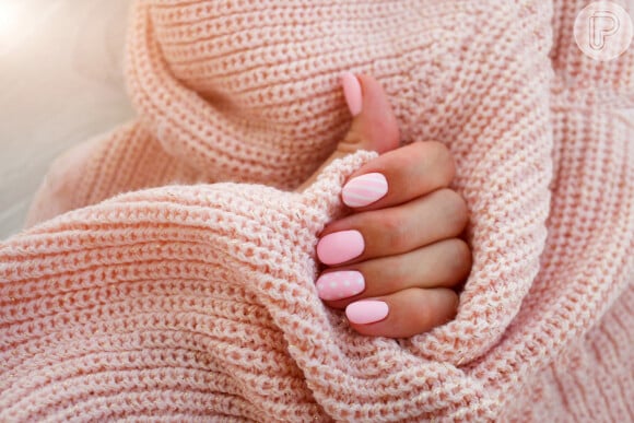 Essas unhas decoradas em rosa são perfeitas para usar no Inverno