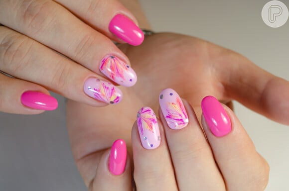 O esmalte rosa pode servir de base para a nail art ou aparecer neutro nas unhas decoradas