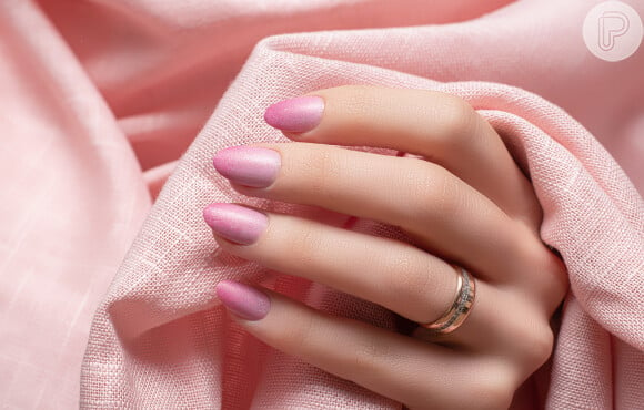 Brilho delicado dá mais personalidade ao rosa suave na nail art
