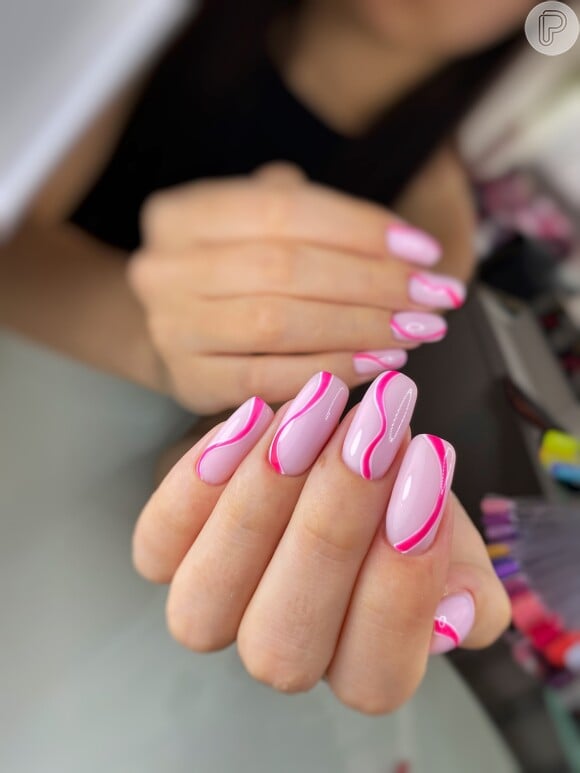 Esmalte rosa suave ficou como fundo dessa nail art simples e criativa