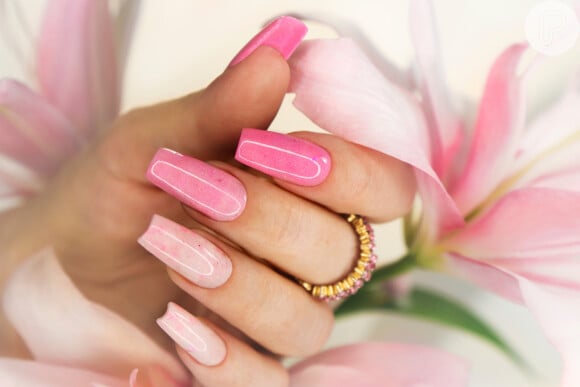 Unhas decoradas e brilhantes em rosa: essa versão de nail art traz um ar marcante e estiloso