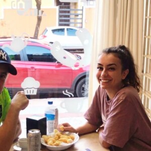 Rafael Cardoso e Vivian Linhares aparecem juntos tomando café meses após separação